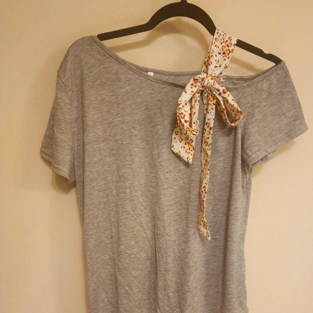 Gray t-shirt with bow